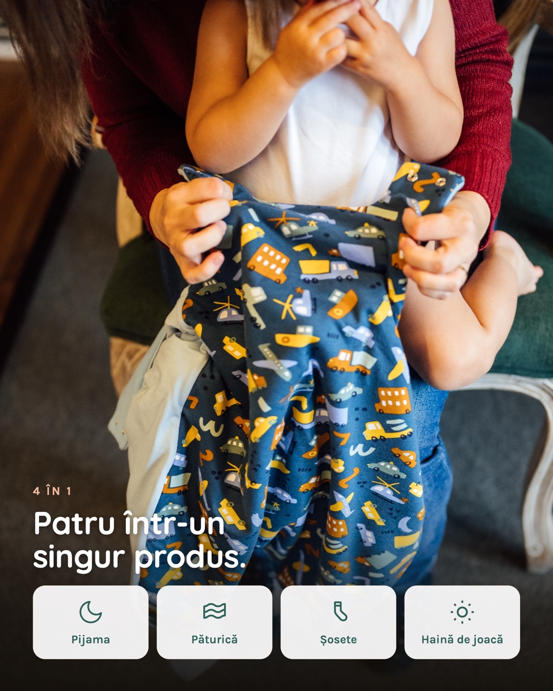 Copil care stă în picioare și se joacă în sacul de dormit cu picioare