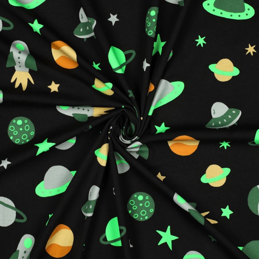 M37 – Negru cu planete si stele neon
